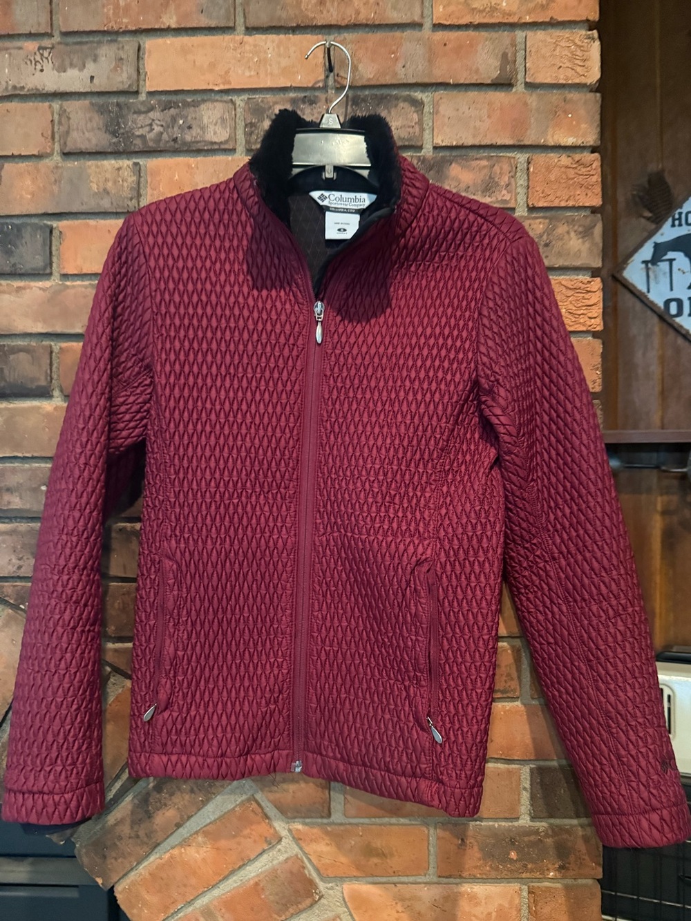 Columbia women’s SMALL Quilted Jacket - Burgundy with Black Collar